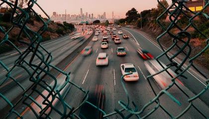 九游游戏中心下载-特色极限攀爬——高空钢索挑战活动火热进行，高空攀岩绳索上升工具用法