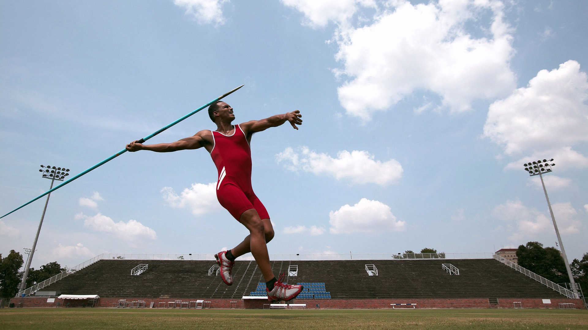 九游博彩-极端环境中的生死考验：高温、冰原、沙尘都挡不住车手激情，在极端环境下生存的人